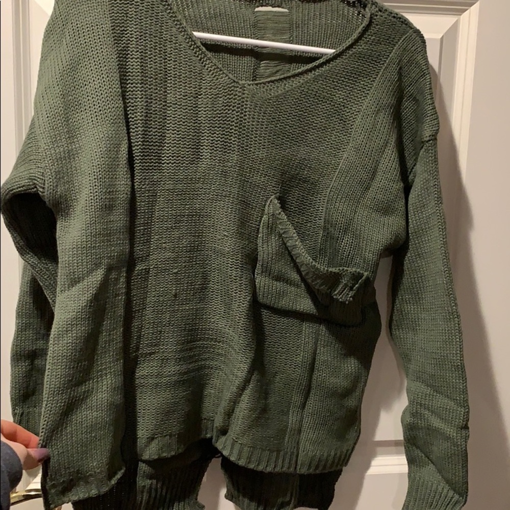 green long sleeve sweater